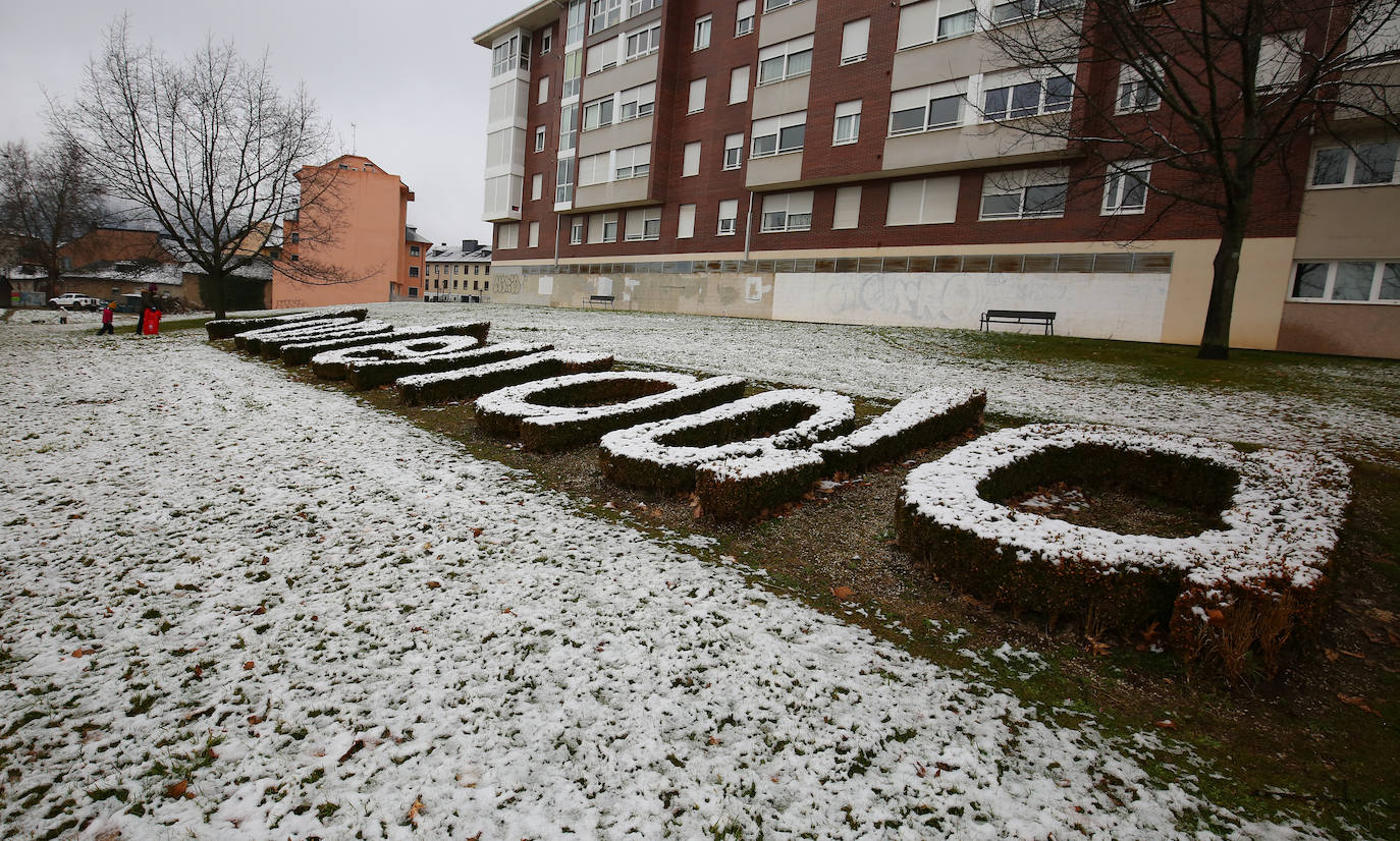 El temporal ha permitido que la capital berciana se tiñera de blanco en la mañana de este sábado